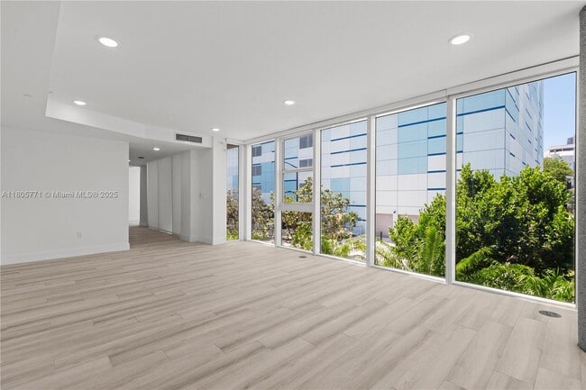 Foto del edificio - 600 NE 27th St