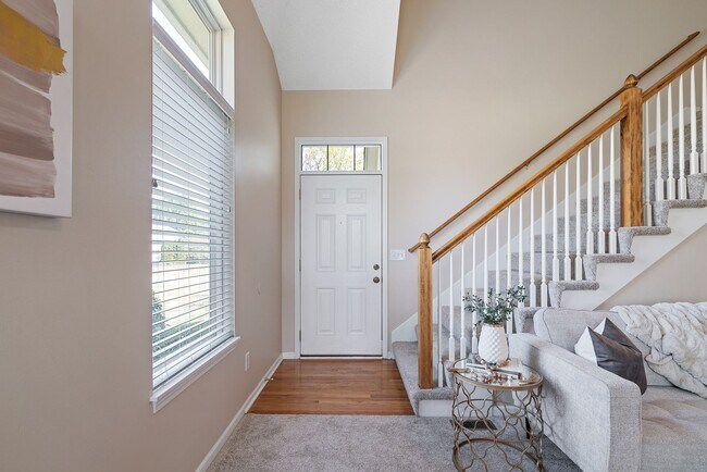 Foto del edificio - {13862} Spacious townhome in Prime Location + Maintenance Provided Community + Neighborhood Pool ...