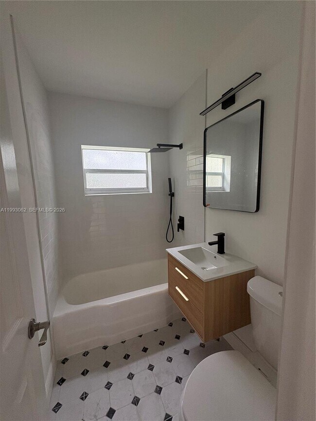 Foto del edificio - 1348 NE 182nd St