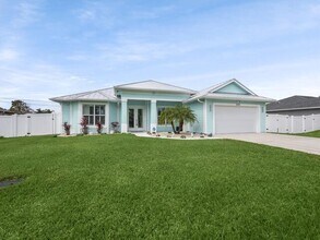 Building Photo - 2420 SE Rock Springs Dr