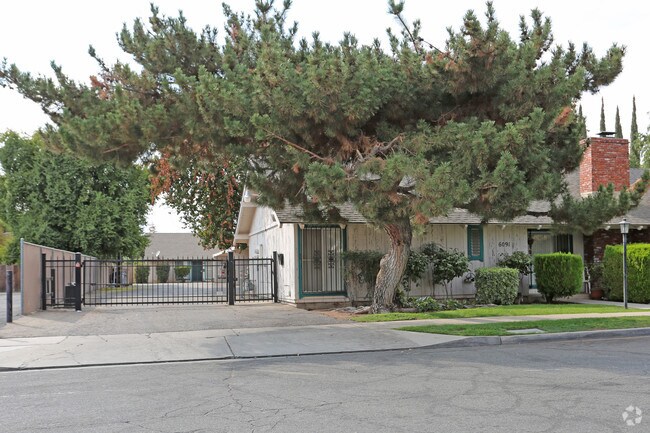 Foto del edificio - 6091 Poplar Ave