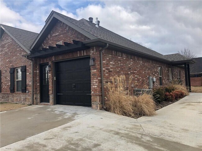 Building Photo - 4856 Castlewood Ln