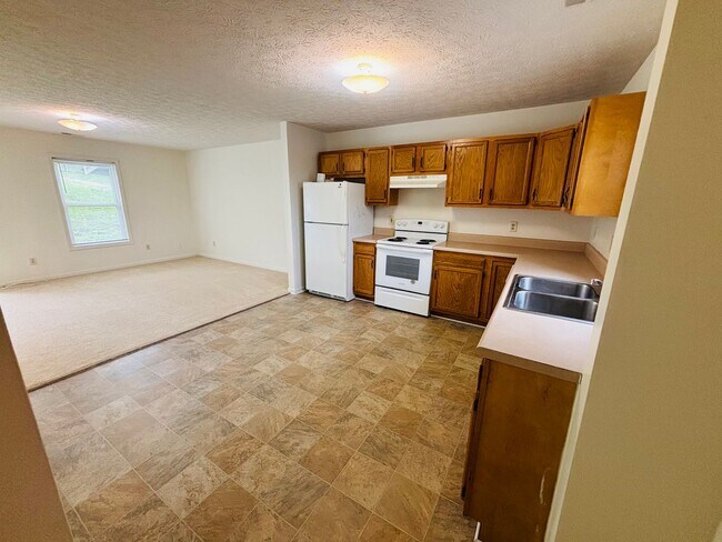 Building Photo - 3 Bedroom 2.5 Half Bath Townhouse