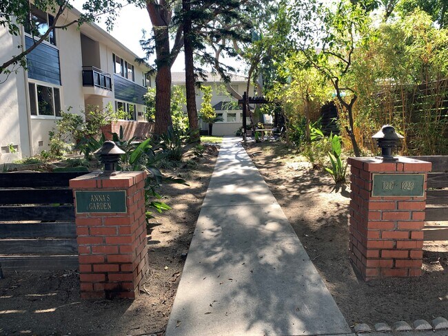 Building Photo - 1217 N Crescent Heights Blvd