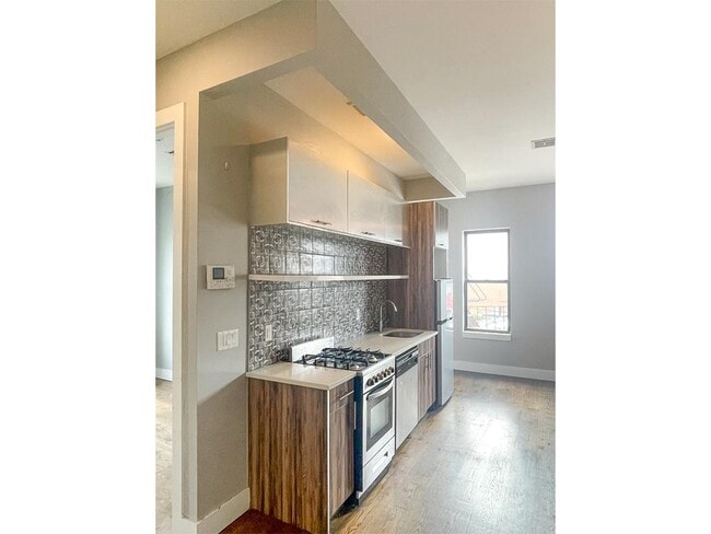 Foto del edificio - 640 Knickerbocker Ave