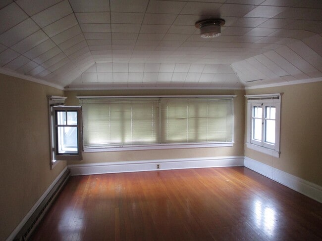 Building Photo - 1392 Willamette St