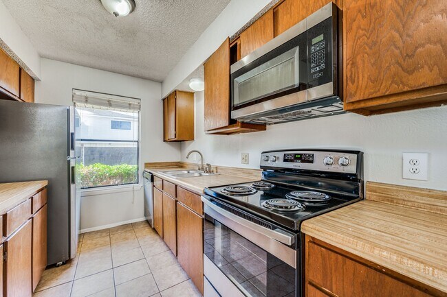 Building Photo - 2 Bedroom in Irving With Large 2 Car Garage!