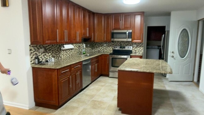 Foto del edificio - 7 Wildwood Rd