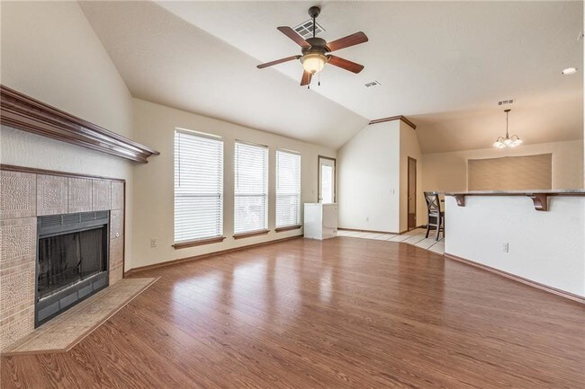 Building Photo - 824 Elm Creek Dr