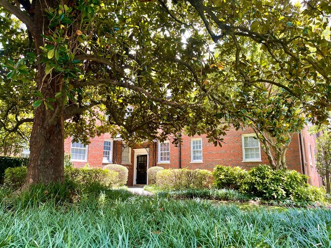 Building entrance - 2825 Thornhill Rd