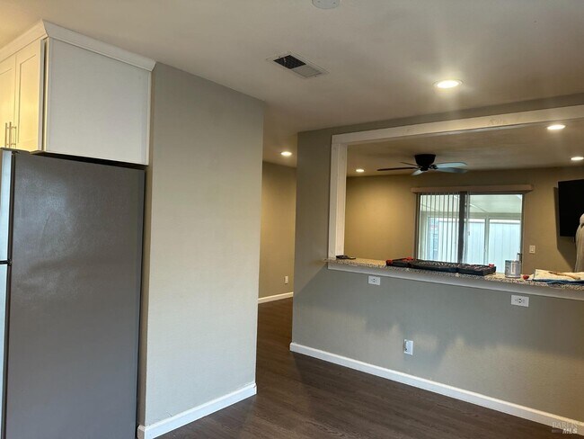 Building Photo - 766 Meadowlark Dr