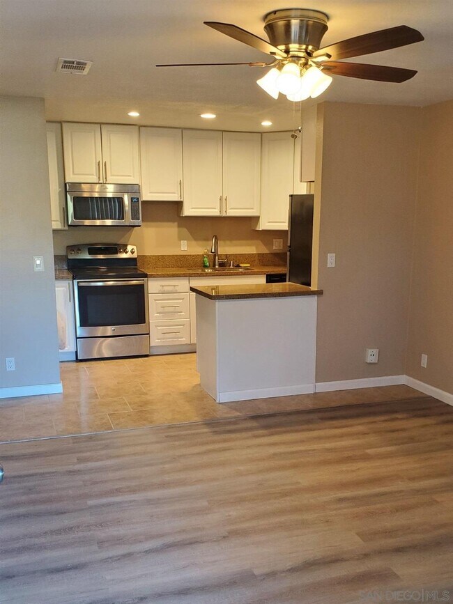 Foto del edificio - 745 E Bradley Ave