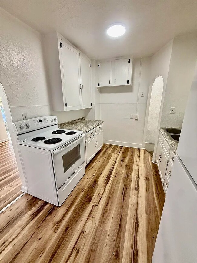 Building Photo - Charming, single-family, 4 bed / 1.5 bath home on W Pine St