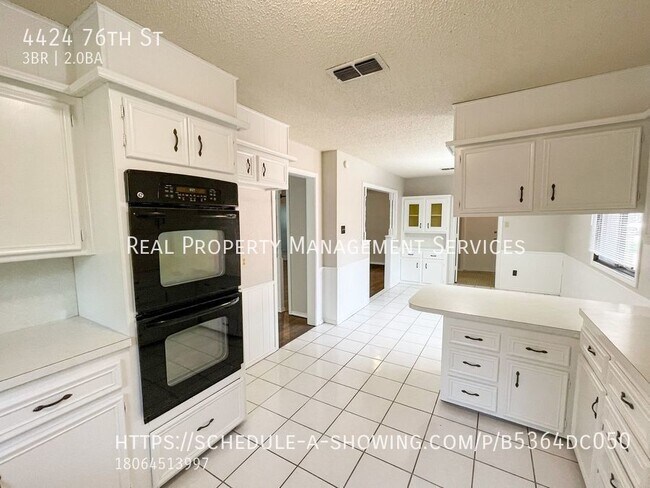 Building Photo - Large 3/2 in Quaker Heights