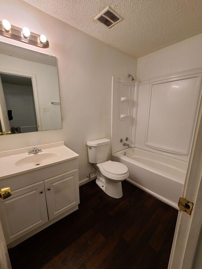 Building Photo - Awesome 2 Bed/1.5 Bath T'House!  Only $1,0...