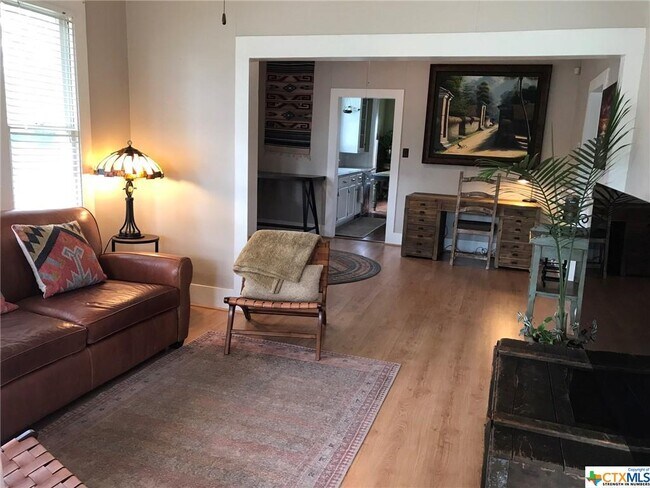 Foto del edificio - 209 S Live Oak Ave