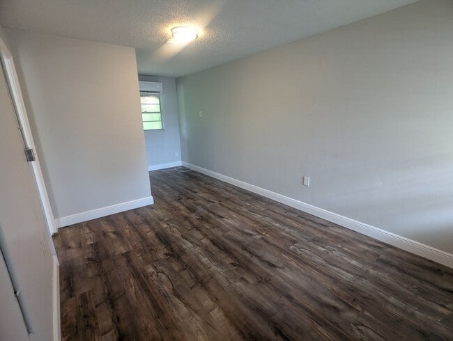 Foto del edificio - 16214 Wallace St