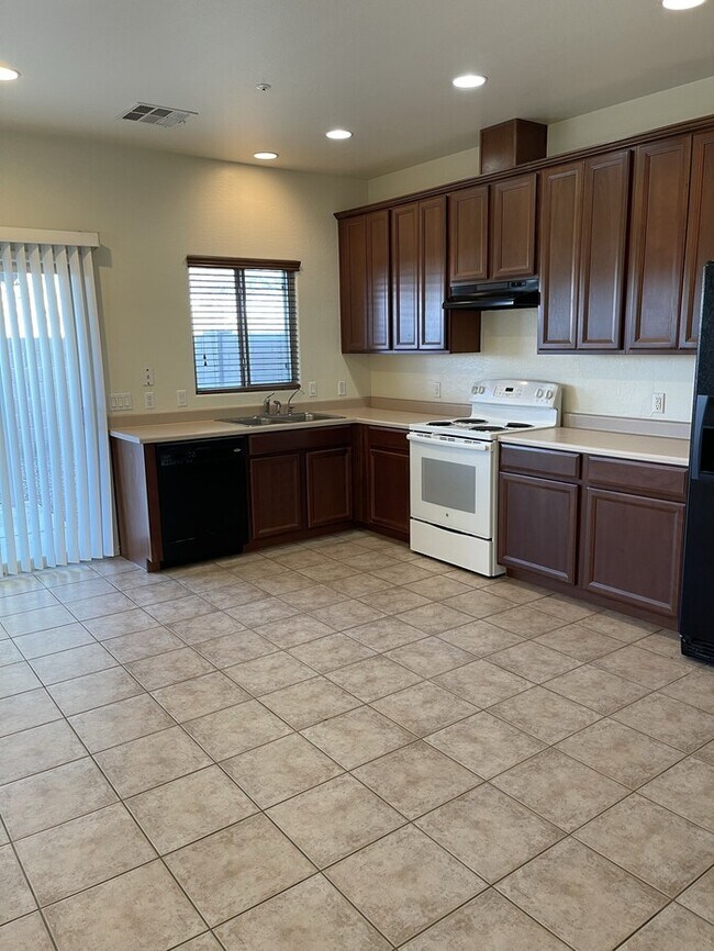 Foto del edificio - 3b 2.5ba, Great location in gated community!
