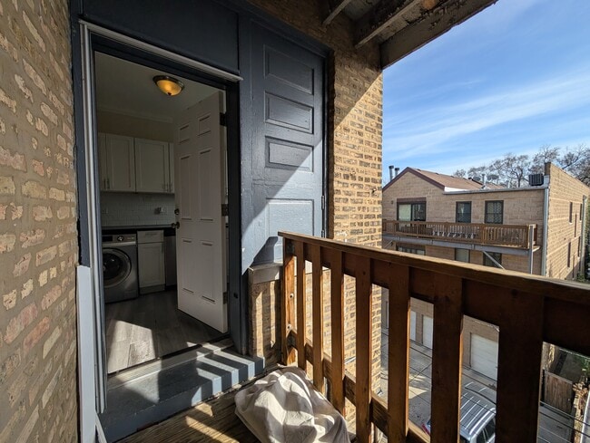 Building Photo - 3814 N Greenview Ave