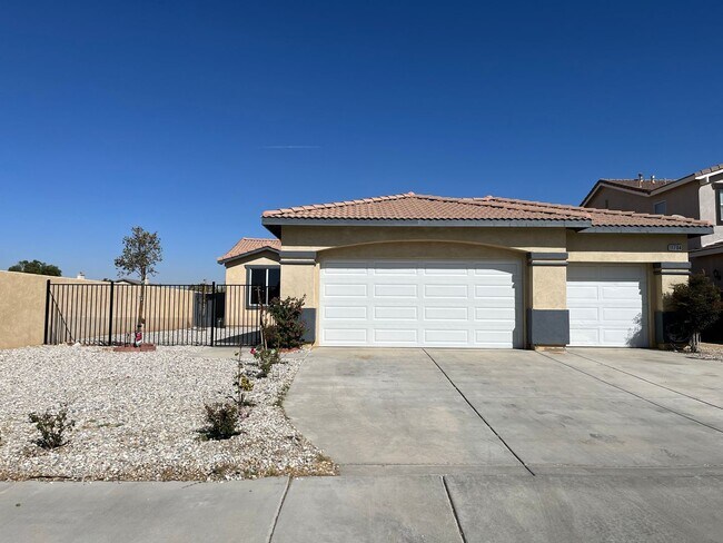 Foto del edificio - 3 bedroom 2 bath home with large yard available in Adelanto!