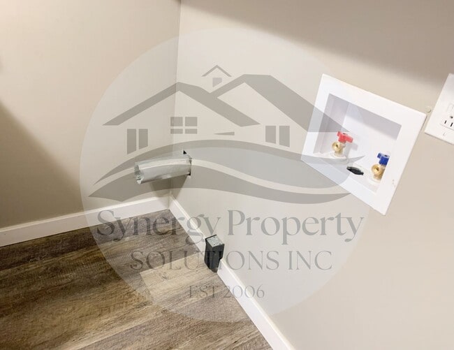 Building Photo - Main St E 12