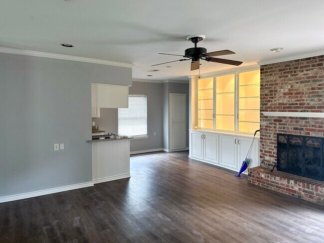 Building Photo - 3 Bedroom / 2 Bath