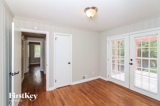 Building Photo - 102 Larose Cir SE