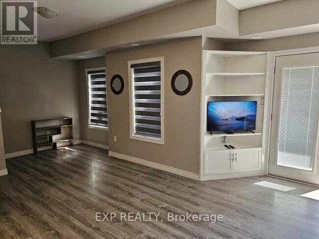 Building Photo - 1110 Fairway Rd N