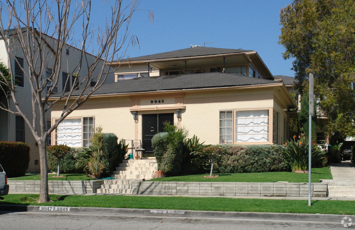 Building Photo - 9945 Young Dr
