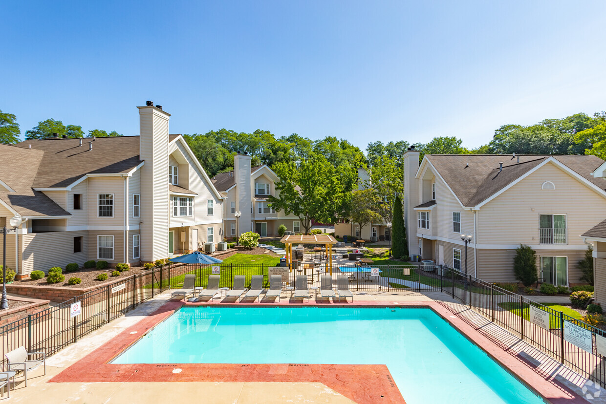 Residente con vista a la piscina - Harter Heights Place