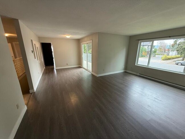 Building Photo - 3677 Country Club Dr