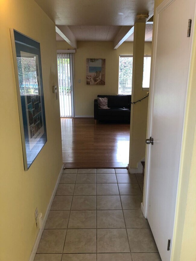 Foto del edificio - 3 Bed/ 2 Bathroom Town House in Santa Cruz