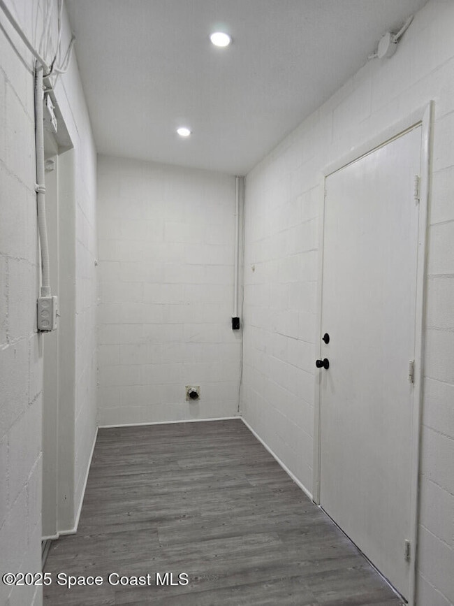 Building Photo - 3245 Royal Palm Ct