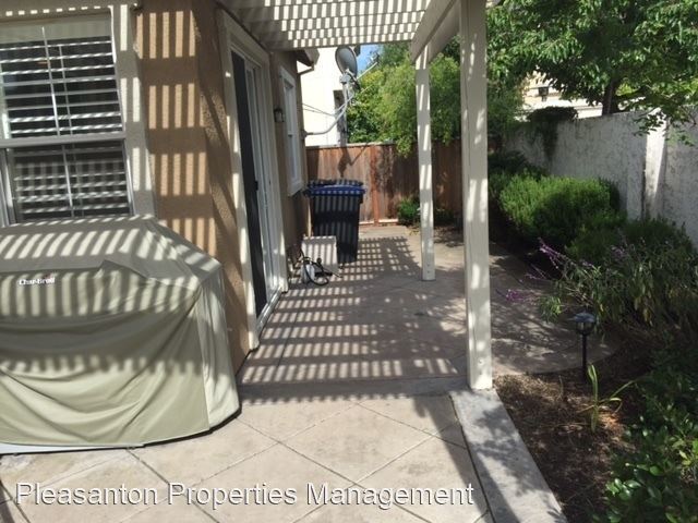 Building Photo - 4 br, 2.5 bath House - 2727 Foxglove Ct.