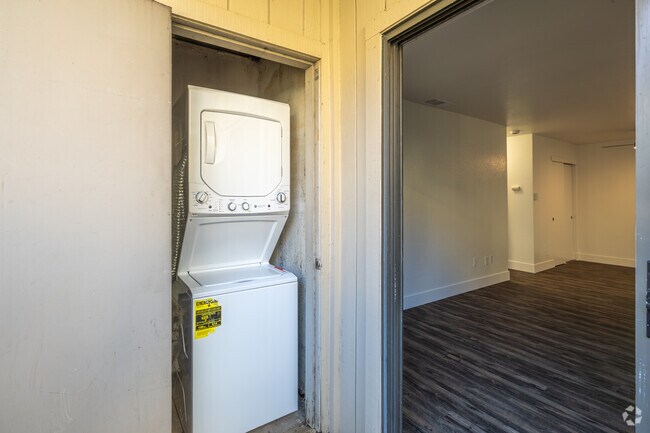 1 habitación, 1 baño - 638 pies cuadrados - Armario de lavandería - Country Glen