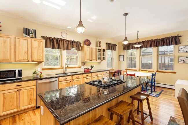 Foto del edificio - 408 Meadow Ct