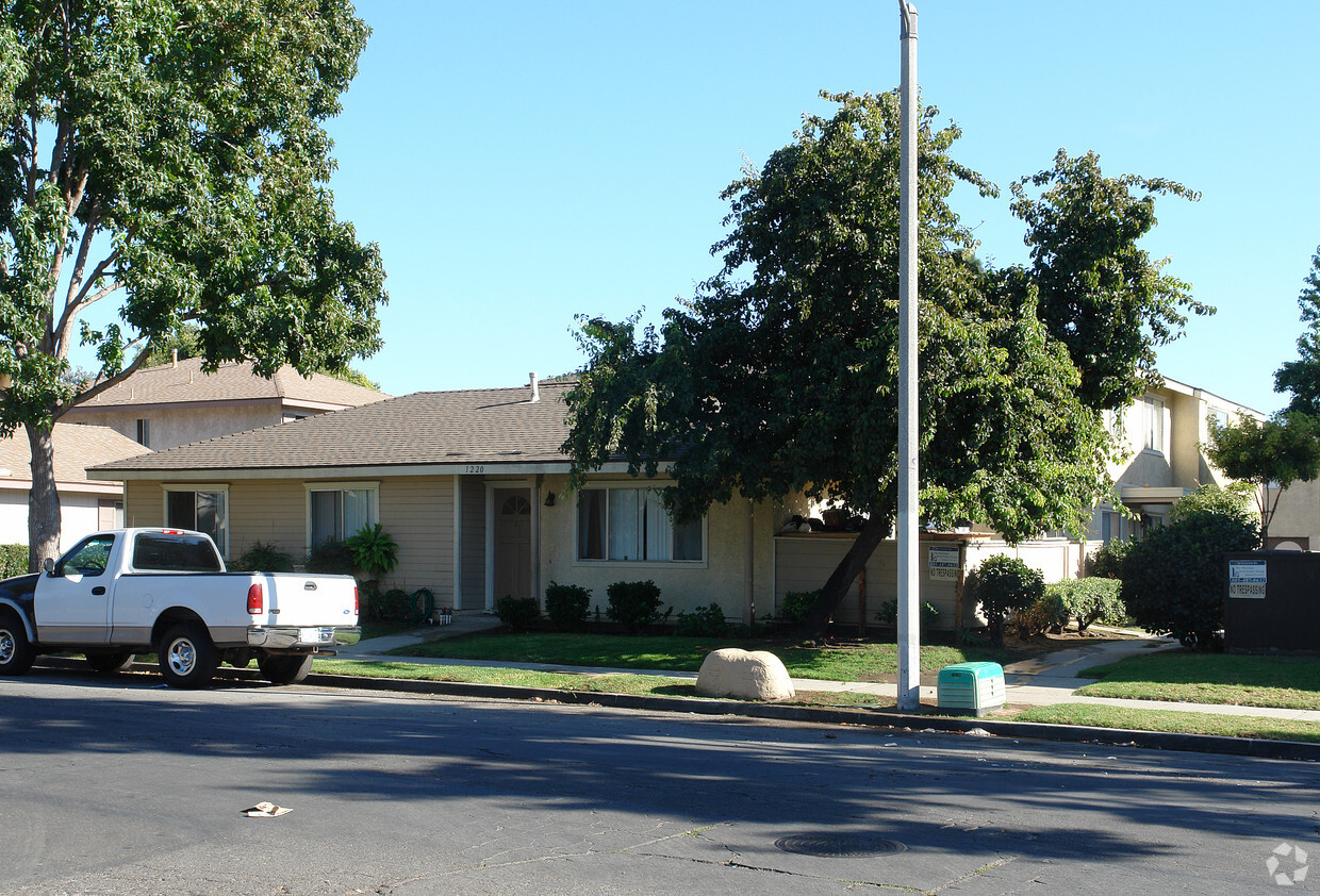 Primary Photo - 1220 W Hull Pl