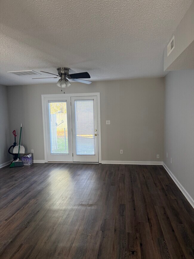 Sala de estar - 102 Loganshire Way