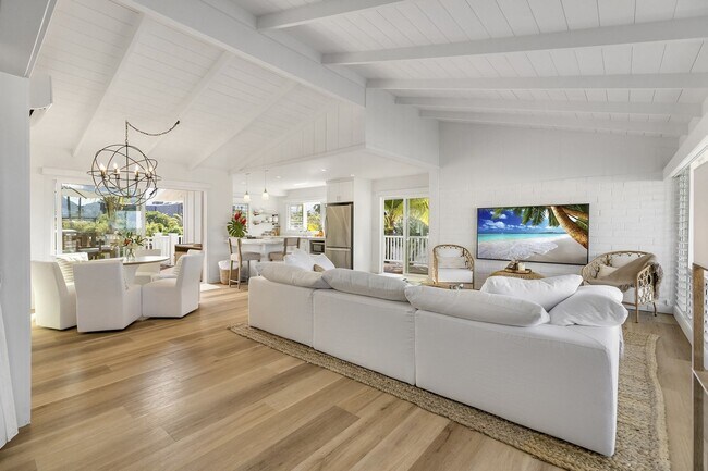 Foto del edificio - Private Luxury Home, Steps from the Beach w/ AC: Ranch Beach House Estate