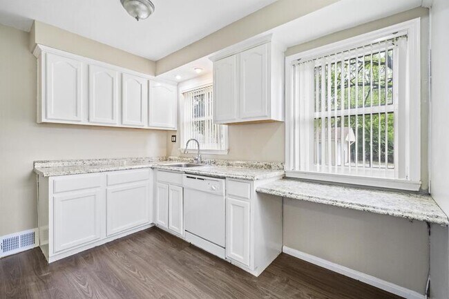 Building Photo - 708 Sunningdale Dr