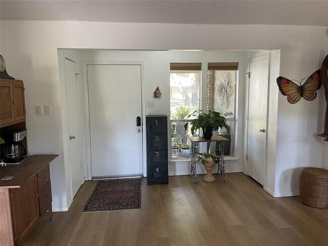 Foto del edificio - 9206 Robins Nest Ln