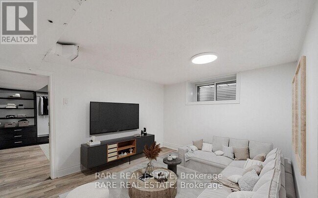 Building Photo - 538 Roxton Rd