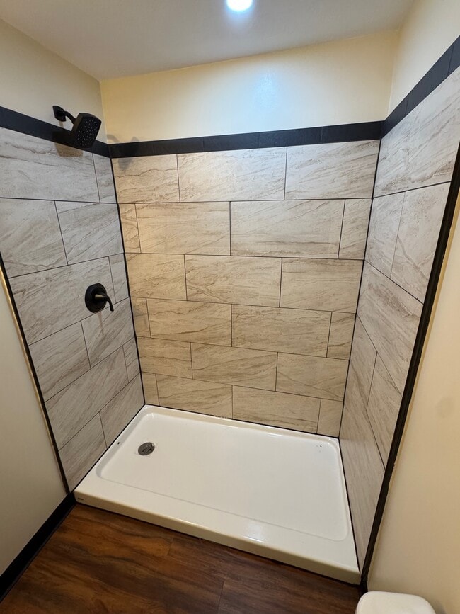 Building Photo - 702 Peer St