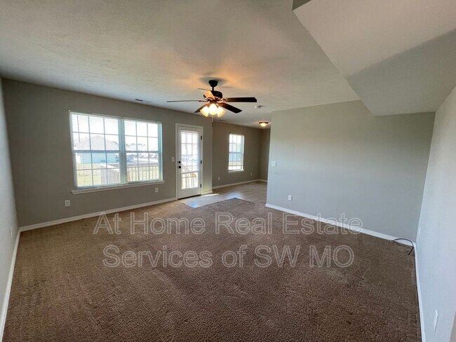 Foto del edificio - 3363 S Hillcrest Ave