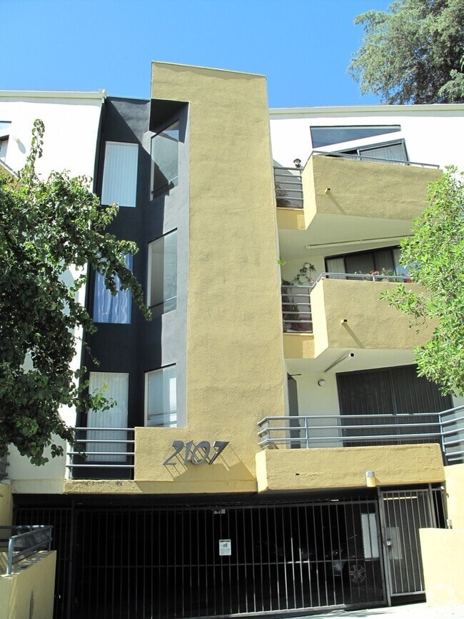 Building Photo - 2107 N Beachwood Dr