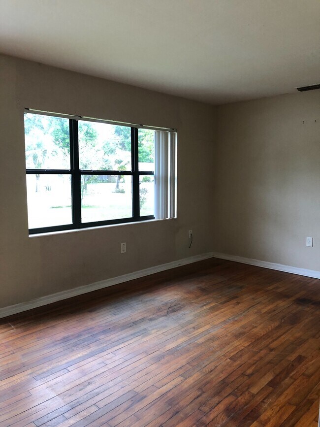 Foto del edificio - 3 Bed 1 Bath | Large Fenced Yard | Washer/...