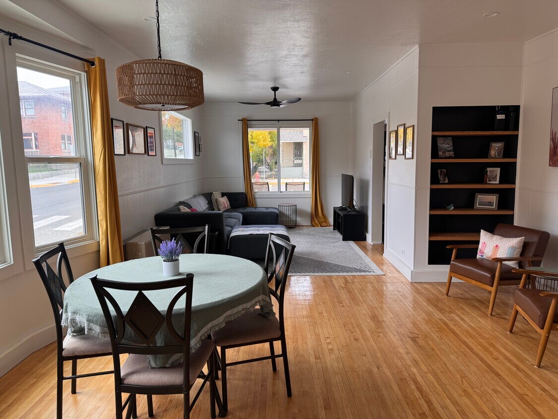 Comedor y sala de estar - 858 W Silver St