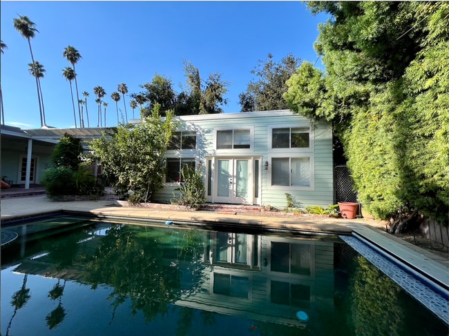 Building Photo - 1622 N Sierra Bonita Ave