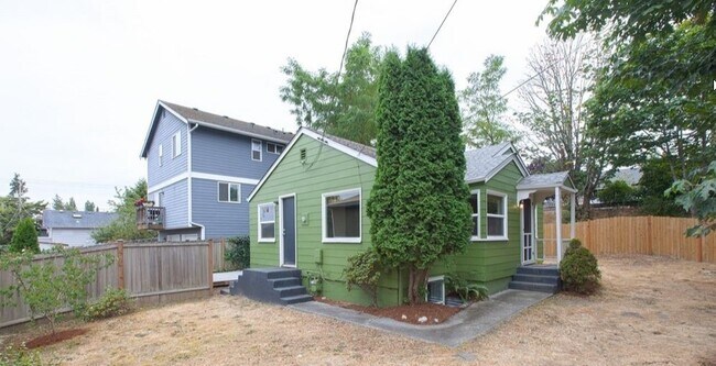 Building Photo - Beautiful 4 bed 2 bath Greenwood Home for ...