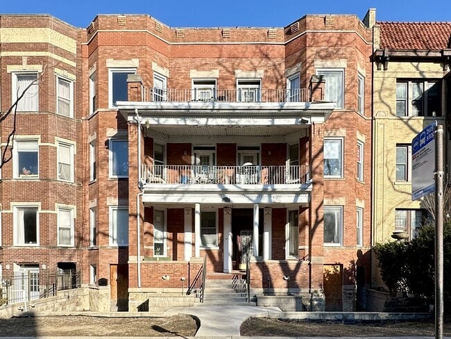 Building Photo - 6711 N Sheridan Rd